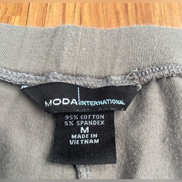 Moda International Gray Leggings with Ribbed on bottom! - Picture 3 of 4